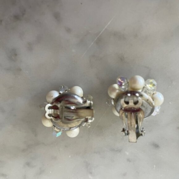 JAPAN Stamped Faux Cluster Pearl & Bead Paddle Clip Earrings - Picture 5 of 11